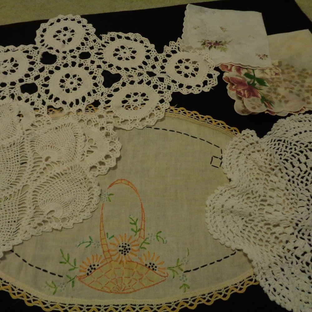 VINTAGE LINENS, DOILY RUNNER, DOILYS. HANKIES LOT OF 6 ITEMS